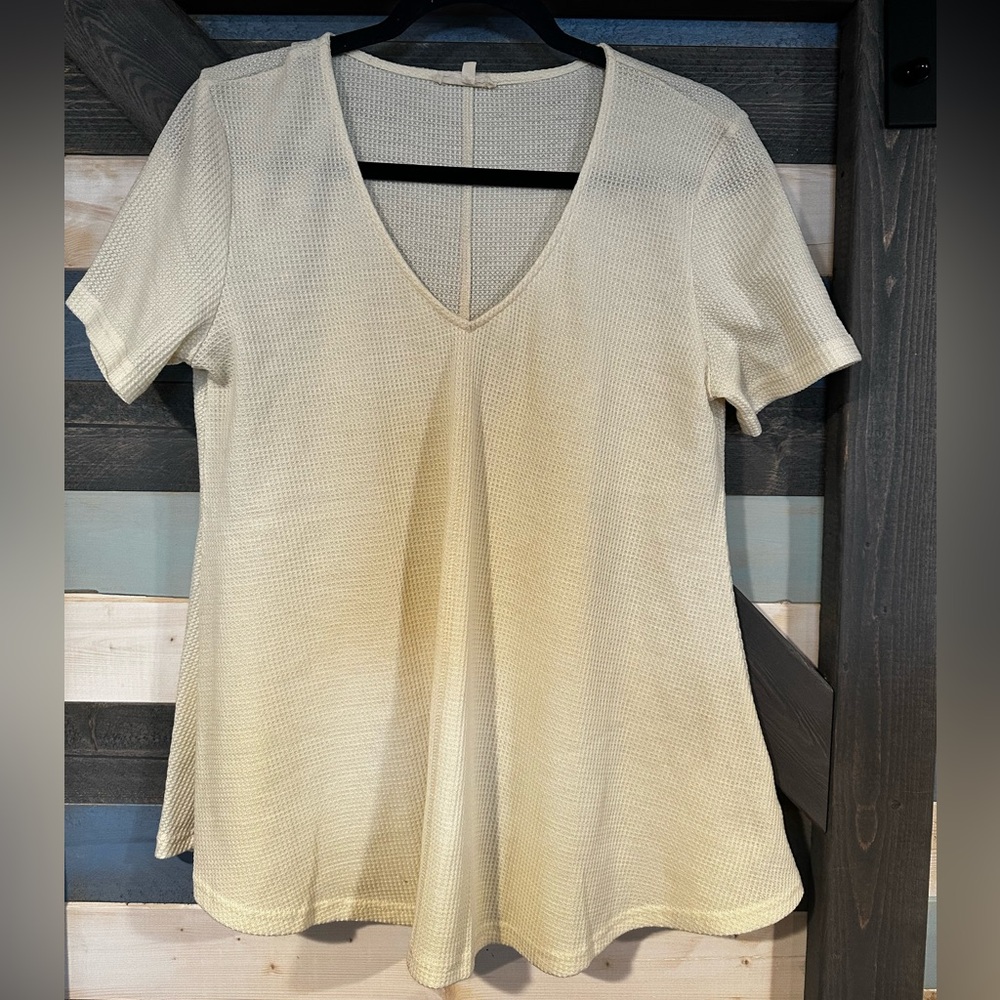 LA MIEL Cream Short Sleeve V-Neck Top